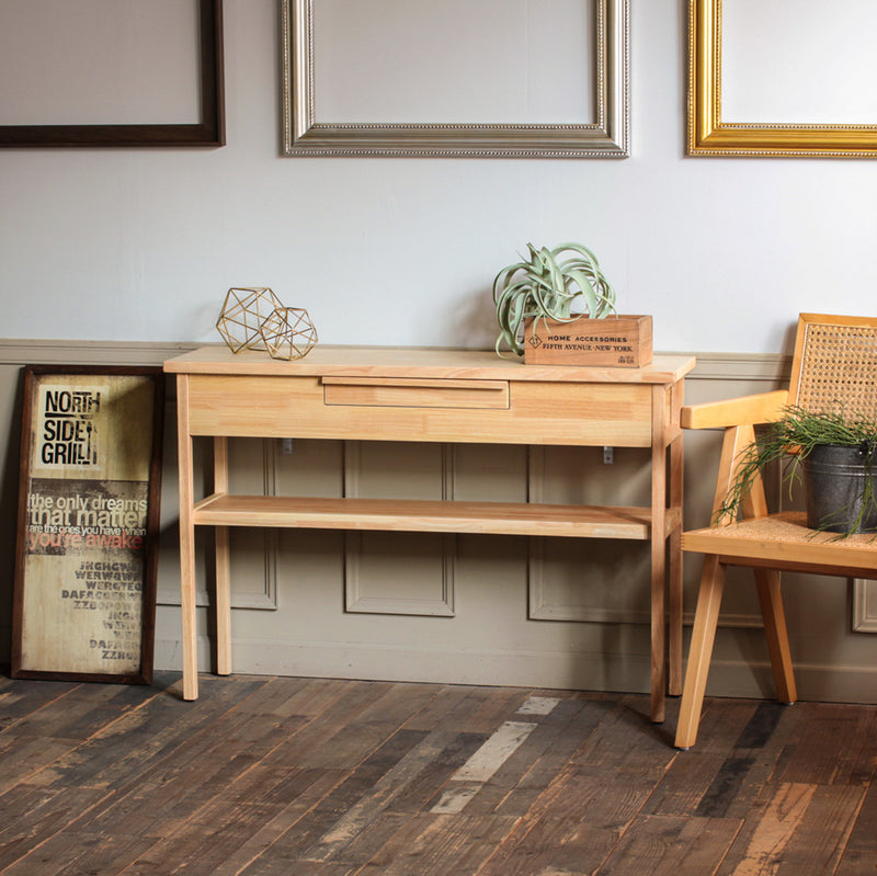 部屋にあるナチュラルウッド色シンプルなワイドコンソール