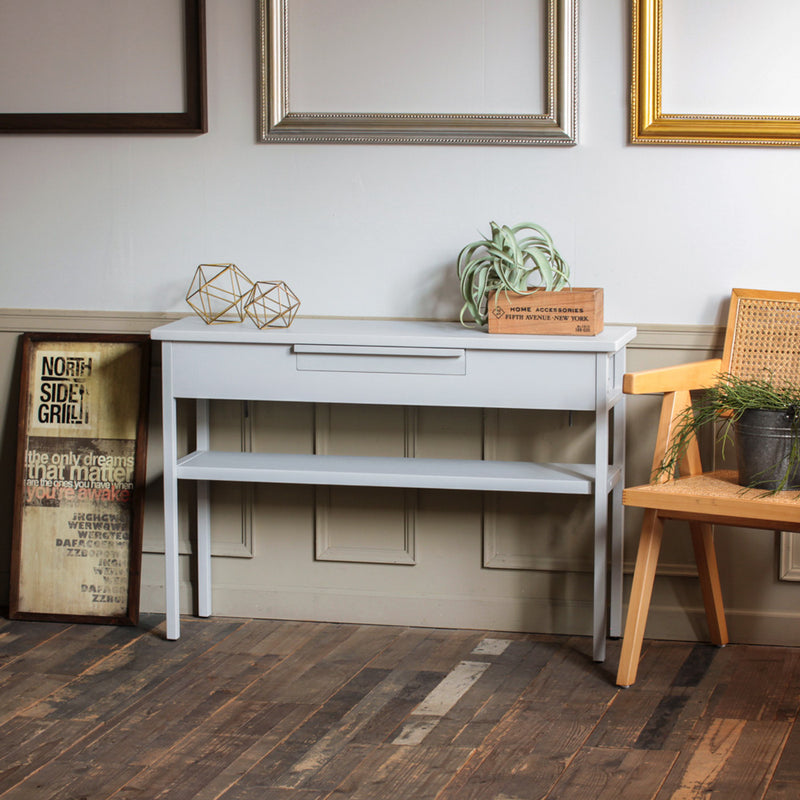 部屋にあるホワイト色シンプルなワイドコンソール