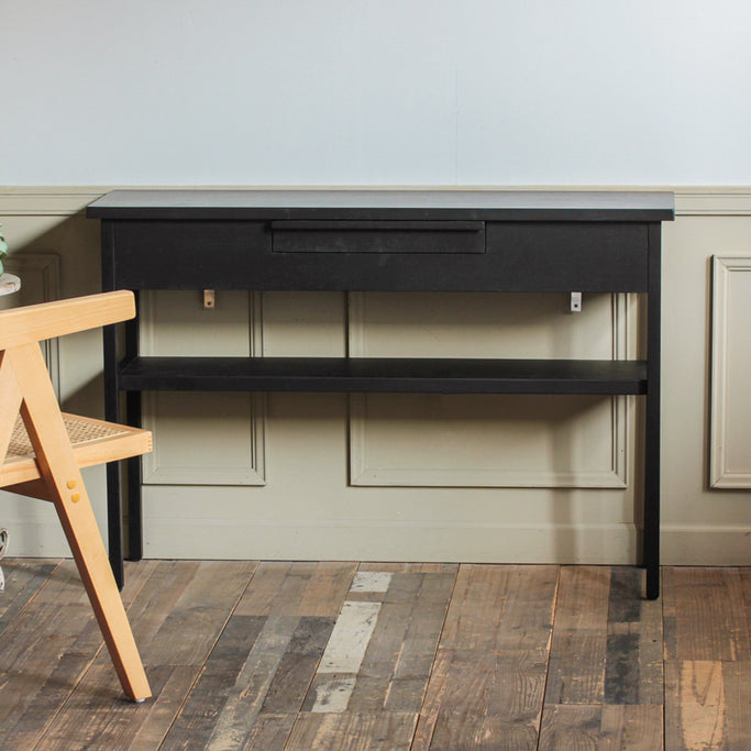 部屋にあるブラック色ワイドコンソール