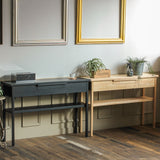 部屋にあるシンプルなワイドコンソールの2台