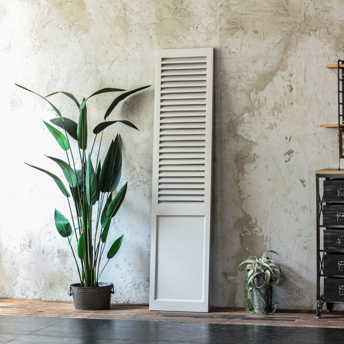 部屋にあるホワイト色スリムドアパーテーション