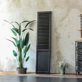 部屋にあるブラック色スリムドアパーテーション