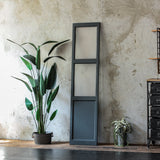 部屋にあるグレー色スリムドアパーテーション