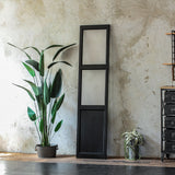 部屋にあるブラック色スリムドアパーテーション