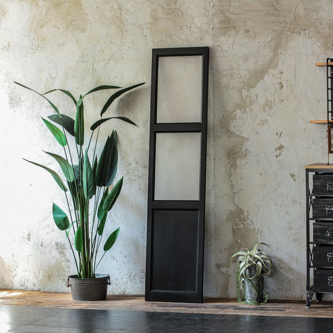 部屋にあるブラック色スリムドアパーテーション