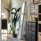 部屋にあるホワイト色スリムドアパーテーション