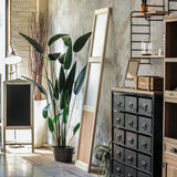 部屋にあるナチュラルウッド色スリムドアパーテーション