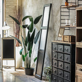 部屋にあるブラック色スリムドアパーテーション