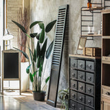 部屋にあるブラック色スリムドアパーテーション