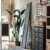 部屋にあるグレー色スリムドアパーテーション