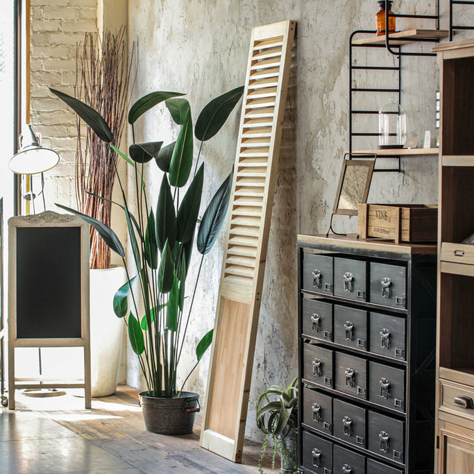 部屋にあるナチュラルウッド色スリムドアパーテーション