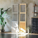 部屋にあるホワイト色スリムドアパーテーションの1枚とナチュラルウッドの1枚