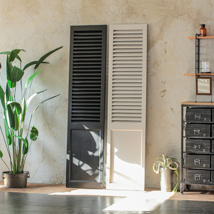 部屋にあるブラック色とホワイト色のスリムドアパーテーション