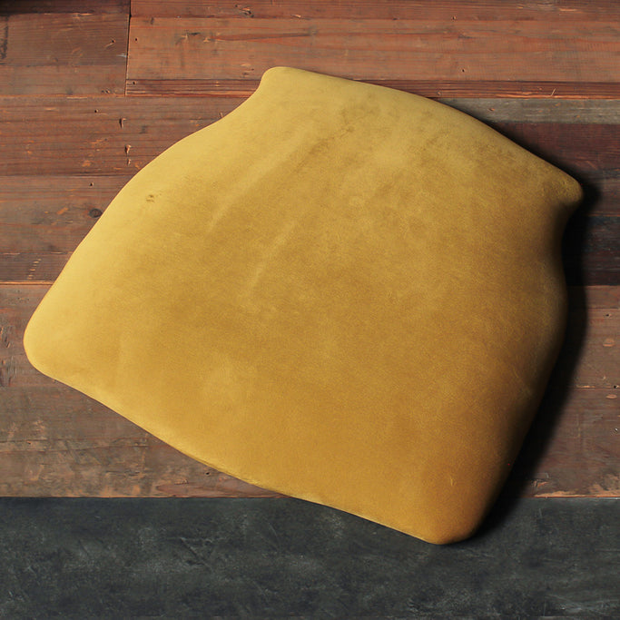 床にあるモカオリーブ色クッション