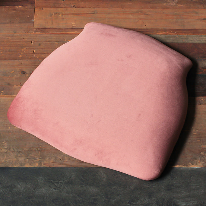 床にあるモカローズ色クッション