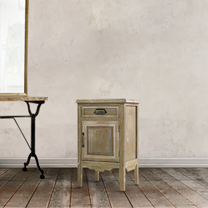 部屋にあるシャビーウッド色サイドテーブル