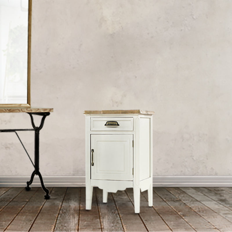 部屋にあるホワイト色サイドテーブル