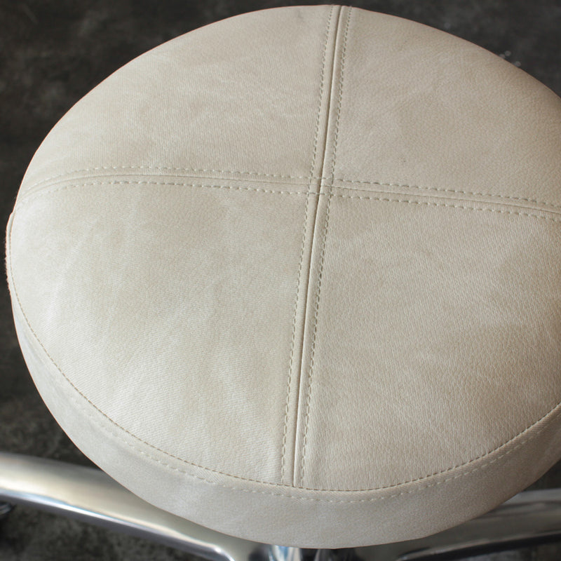 スモーキーホワイト色鋲なしのスツールの詳細