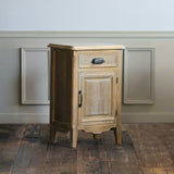 部屋にあるシャビーウッド色サイドテーブル