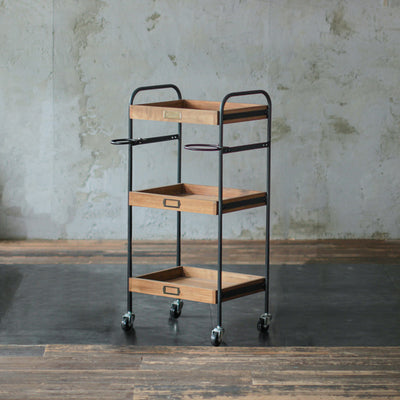 部屋にある3段ウッドワゴン