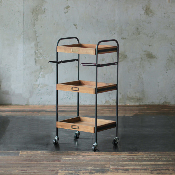 部屋にある3段ウッドワゴン