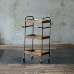 部屋にあるステンレストレイ1枚付き3段ウッドワゴン