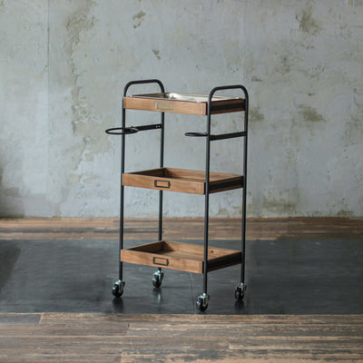 部屋にあるステンレストレイ1枚付き3段ウッドワゴン