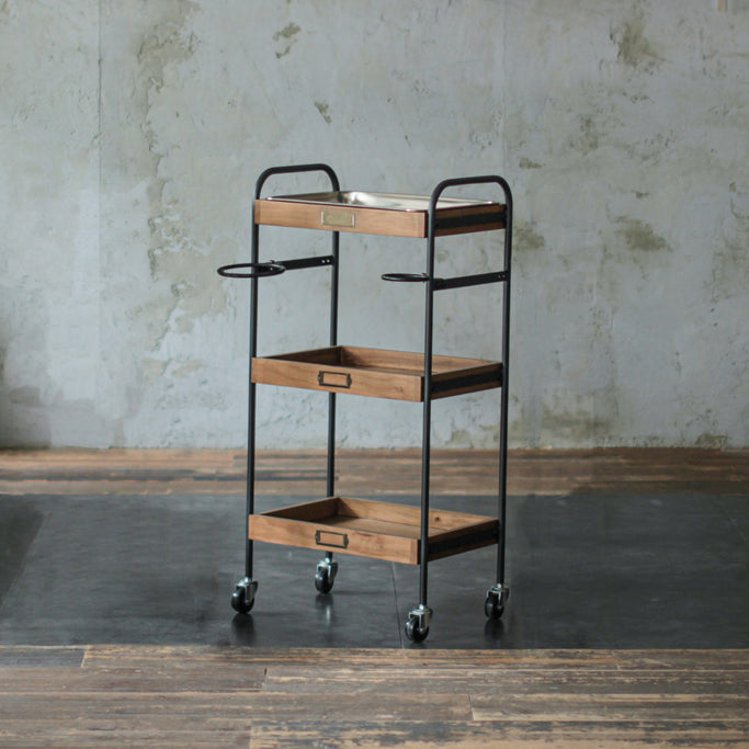 部屋にあるステンレストレイ1枚付き3段ウッドワゴン