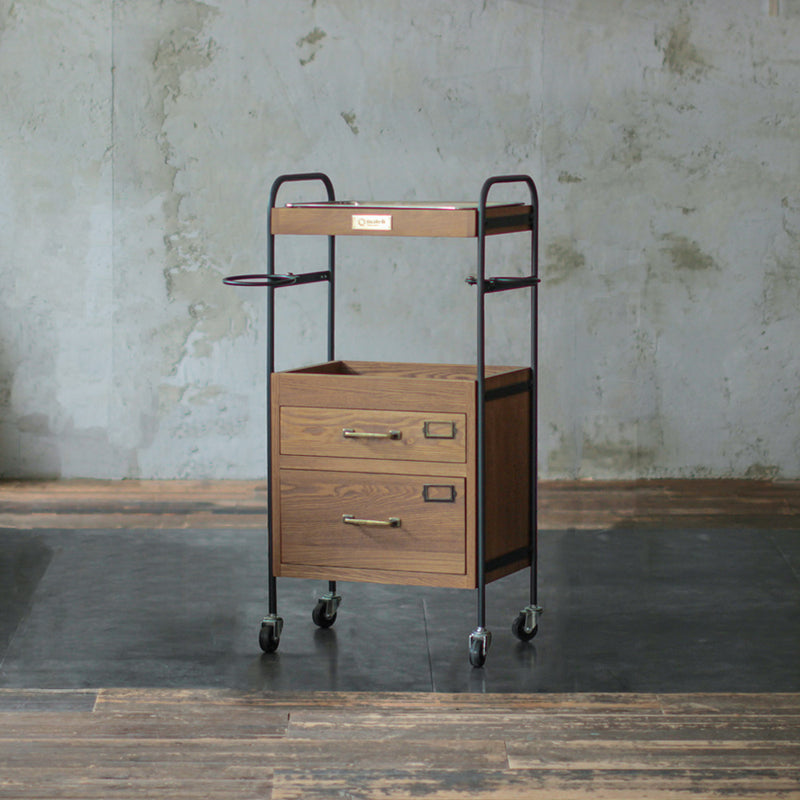 美容室にあるブラウン色2段引き出しウッドワゴン