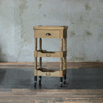 部屋にあるブラウン色アンティークワゴン【ルシール】