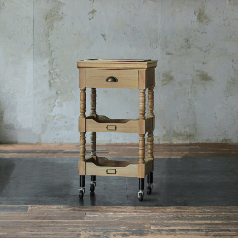 部屋にあるブラウン色アンティークワゴン【ルシール】