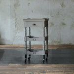 部屋にあるグレー色アンティークワゴン【ルシール】