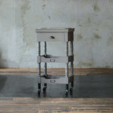 部屋にあるグレー色アンティークワゴン【ルシール】