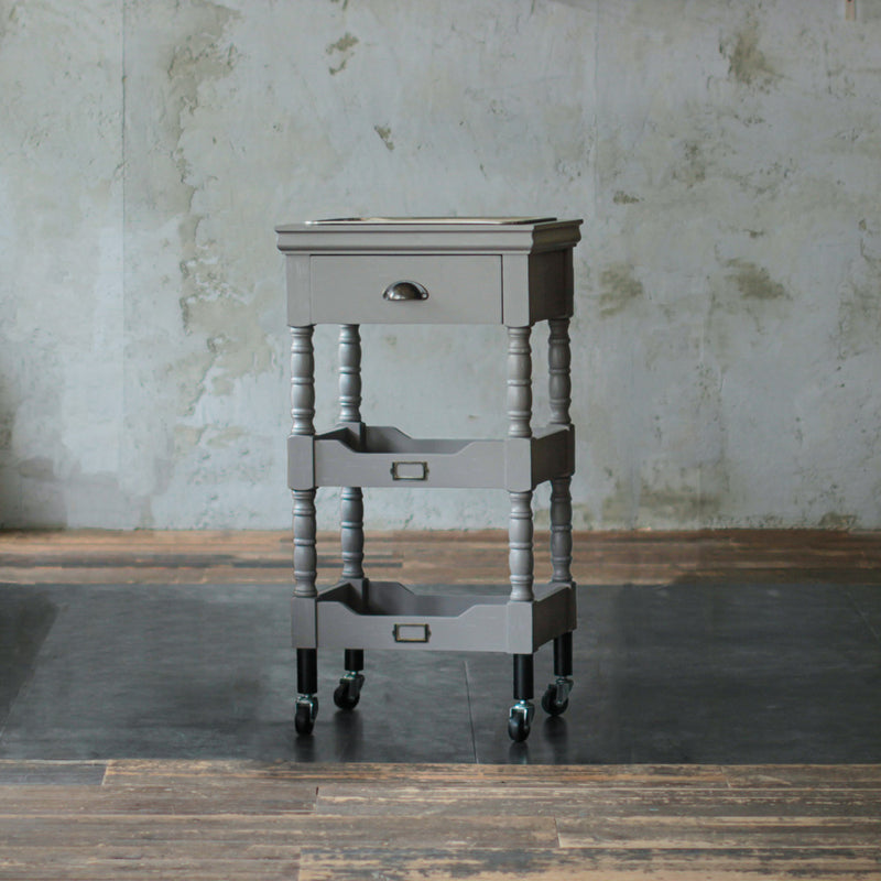 部屋にあるグレー色アンティークワゴン【ルシール】