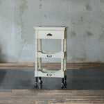 部屋にある白色アンティークワゴン【ルシール】