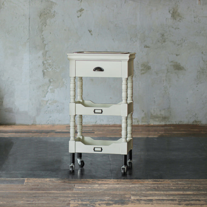 部屋にある白色アンティークワゴン【ルシール】