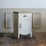 部屋にあるホワイト色サイドテーブル