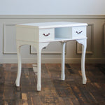 部屋にあるホワイト色ネコ脚ネイルテーブル（ガラス板なし）