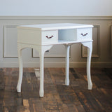 部屋にあるホワイト色ネコ脚ネイルテーブル（ガラス板なし）