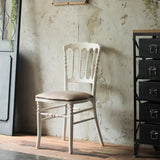 部屋にあるホワイト色ナポレオンチェア（モカグレーブ色クッション付き）