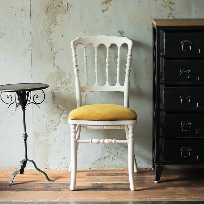 部屋にあるホワイト色ナポレオンチェア（モカオリーブ色クッション付き）