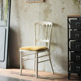 部屋にあるホワイト色ナポレオンチェア（モカオリーブ色クッション付き）