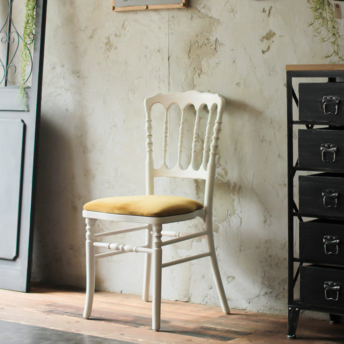 部屋にあるホワイト色ナポレオンチェア（モカオリーブ色クッション付き）