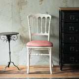 部屋にあるホワイト色ナポレオンチェア（モカローズ色クッション付き）