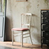 部屋にあるホワイト色ナポレオンチェア（モカローズ色クッション付き）