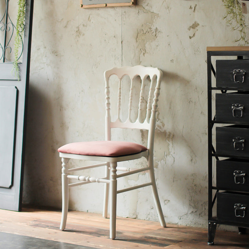 部屋にあるホワイト色ナポレオンチェア（モカローズ色クッション付き）