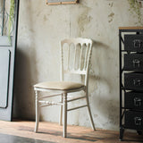 部屋にあるホワイト色ナポレオンチェア（ホワイト色クッション付き）