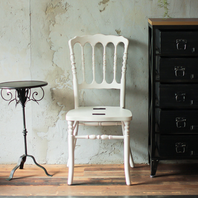 部屋にあるホワイト色ナポレオンチェア（木フレーム単品）