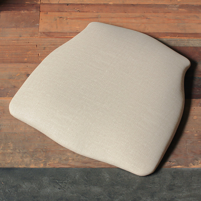 床にあるホワイト色クッション