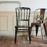 部屋にあるブラック色ナポレオンチェア（木フレーム単品）